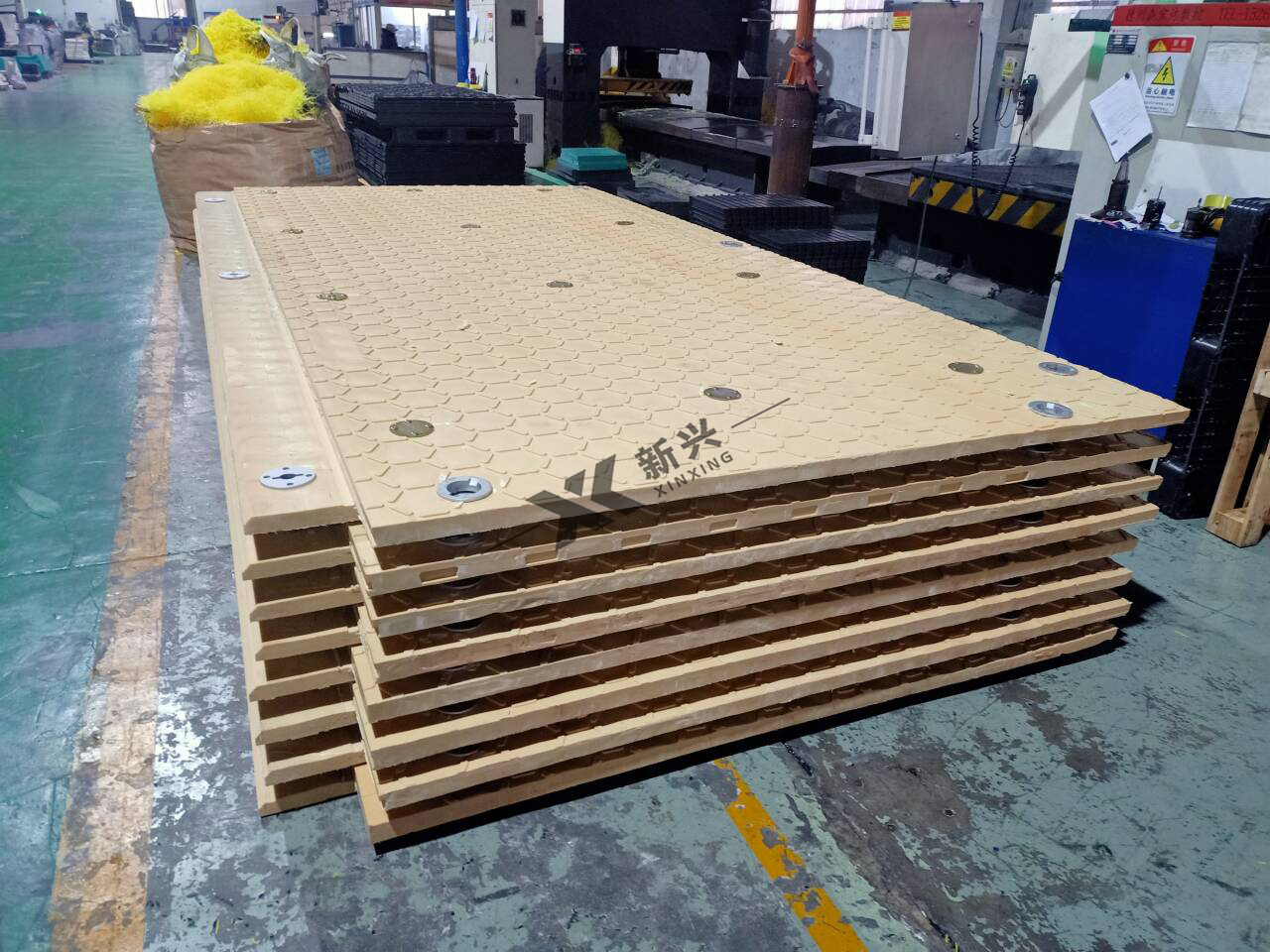 Heavy Duty Composite Construction Mats with Overlapping Flange 