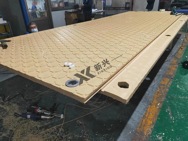 Heavy Duty Composite Construction Mats with Overlapping Flange 